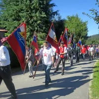 

 Združeni koloni pohodnikov so se pridružili praporščaki in  
skupaj odkorakali na srečanje na Vojsko.

