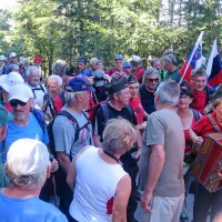 Pohodniki z vseh treh smeri - s Predmeje, črnovrške planote 
in izvirne smeri iz Želina - so se srečali pod Vojskim.