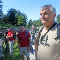 Sead Dizdarević, ki je pred 32 leti prvič popeljal pohodnike po 
vsej poti prenosa ranjencev, je negovanju spomina ostal 
zvest do danes.