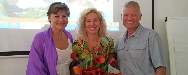 Zadovoljni po uspešnem zagovoru diplomske naloge (z  leve): dr. Tadeja Jere Jakulin, Renee Čaleta Meroni in dr.  Semir Osmanagić


