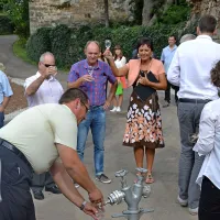 Vsi, ki so poskrbeli za nove naložbe v Brgod, so nazdravili z 
vodo iz povsem novega, šele v četrtek priključenega vodovoda.

 