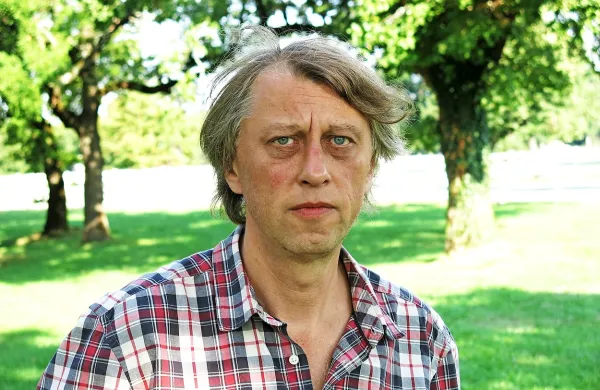 Jáchym Topol: “Prepletal sem povsem različna 
življenjska sloga: v Pragi   sem spoznaval  podzemno 
bohemsko družbo, se družil v barih in klubih, ob 
glasbi,  a da bi preživel, sem včasih moral 
pobegniti v gozdove.”