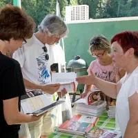 Strokovnjakinja za zdravo prehrano Marija Merljak (desno) je 
obiskovalcem z veseljem delila nasvete.