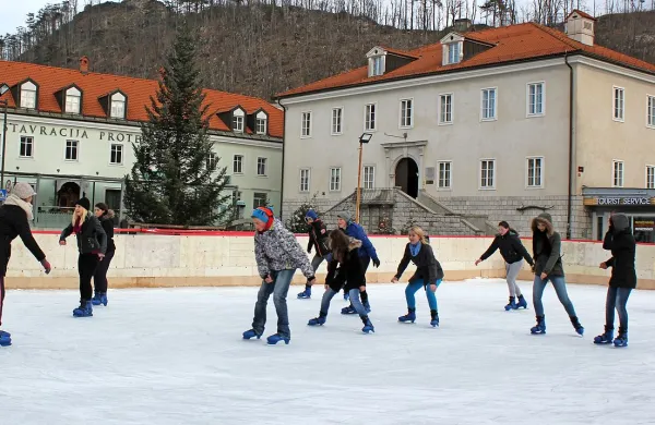 V Postojni že razmišljajo o zimskih radostih.