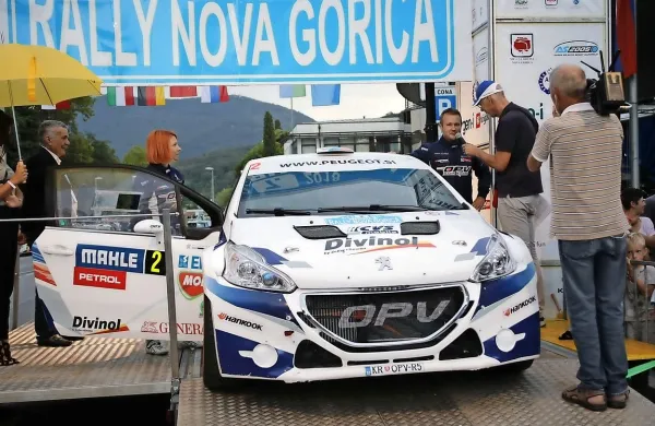 Na severozahodu Španije je reli zahteval hud krvni davek. Kot 
je sporočila lokalna policija, je na reliju v La Coruni avtomobil 
zletel s ceste med gledalce, pri čemer je šest ljudi umrlo.