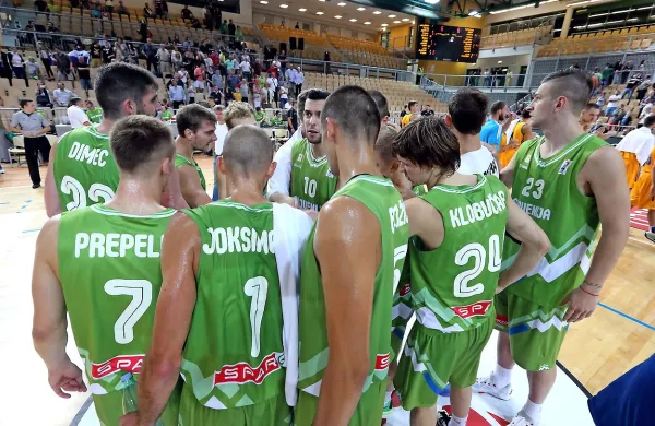 Slovenska košarkarska reprezentanca je zabeležila prvo 
zmago na evropskem prvenstvu v Zagrebu. Po uvodnem 
porazu proti Hrvaški je v drugem krogu premagala Gruzijo z 
79:68.