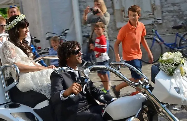 Elisa je na poroko prispela na motornem kolesu.