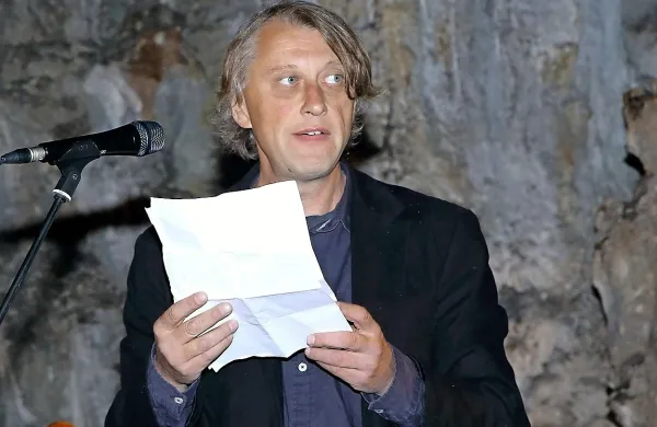  Jáchym  Topol je navdušen nad svojima dosedanjima obiskoma v  Sloveniji: prvič je bil v gorah, drugič v jami!