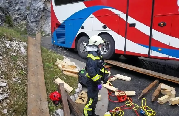 Bovški gasilci so   pomagali vozniku avtobusa, ki je nasedel v 
ostrem in kratkem ovinku pod Vršičem. 