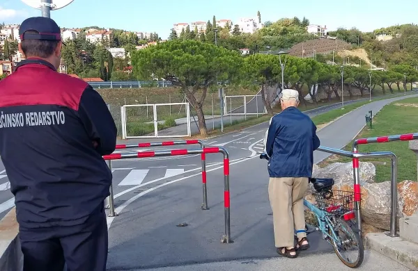 Neznanec je ponoči poskrbel za ponovno “prehodnost” 
promenade.
