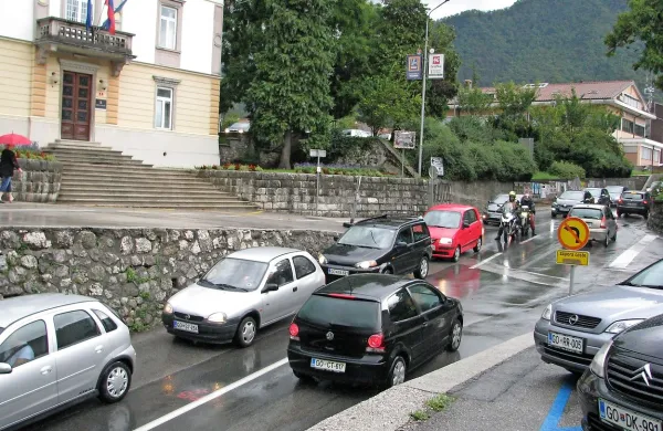 Zastoje bi zmanjšali z usklajenimi semaforji ali  ročnim usmerjanjem. 