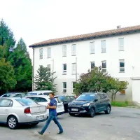 V nekdanjem samskem domu Primorja, kjer bo humanitarni 
center, bodo najprej uredili postelje za brezdomce, kasneje 
pa ambulanto pro bono, dnevni center, ljudsko kuhinjo ...