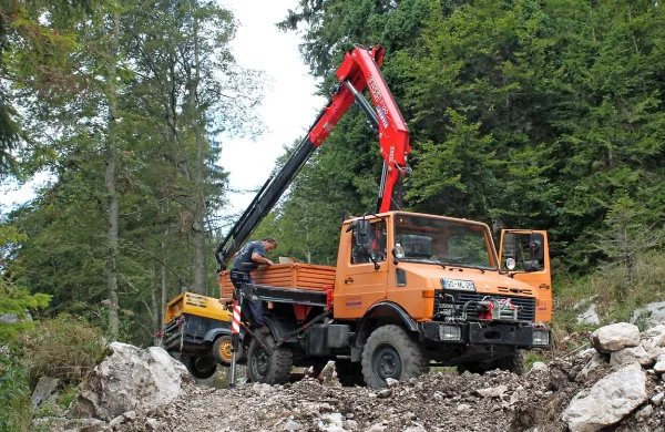 Gradnja ceste skozi skalovito strmino  je  vrhunski gradbeni 
podvig. 