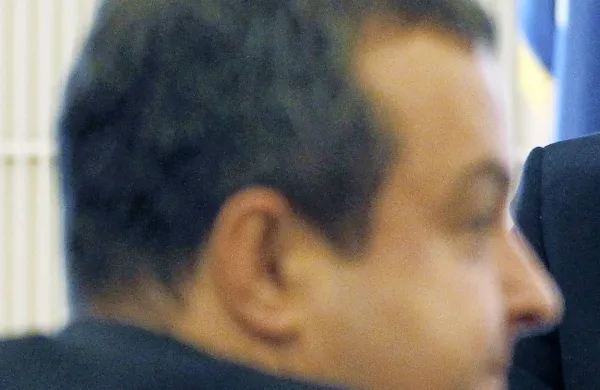 Srbski zunanji minister Ivica Dačić se je znova znašel v 
težavah zaradi srečanj s sodelavcem pobeglega mafijskega 
šefa Darka Šarića, Rodoljubom Radulovićem, znanim kot 
Mišo Banana.