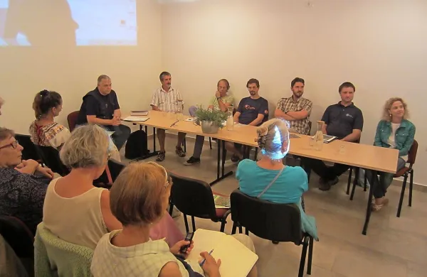 Evgen Gerželj, Edvin Drobnjak, Tomaž Zorman, Slavko Polak, 
Klavdij Bajc in Elena Varljen Bužan (z leve) so na Belajevi 
domačiji obiskovalcem predstavili svoje dojemanje stanja in 
ohranjanja biodiverzitete Krasa in Notranjske.    