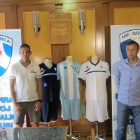 Kapetan članske ekipe Alen Jogan (levo) in trener Miran 
Srebrnič na predstavitvi novih dresov. 
