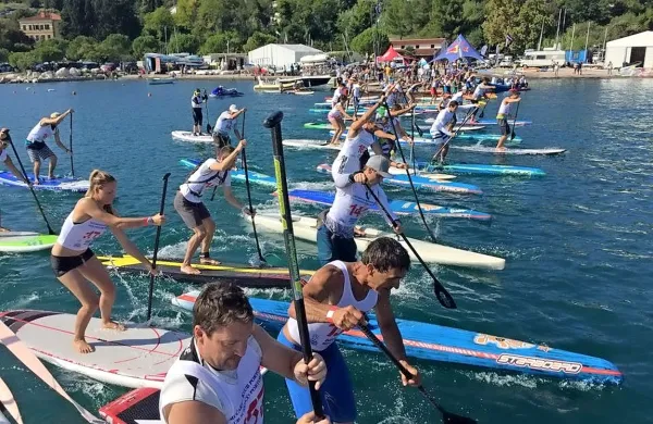 Regata veslačev na deski stoje je pritegnila veliko pozornosti.