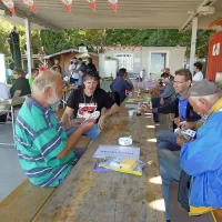 Na pikniku so brezdomci igrali tudi briškolo.