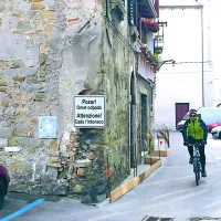 Spomeniško zaščiteno palačo Del Bello za kavarno Loggia 
so sicer ogradili, ne pa tudi obnovili.  