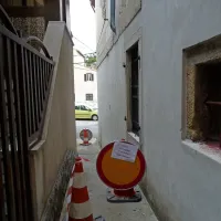 Pred kratkim so stožce  in opozorilno tablo namestili  tudi na 
ozko pot za italijansko  OŠ Pier Paolo Vergerio il Vecchio in 
gimnazijo Gian Rinaldo Carli. 