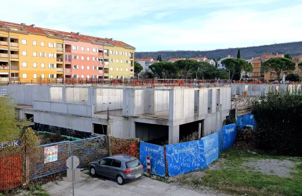 Nedokončani objekt  na novega lastnika čaka  že več kot štiri 
leta.  