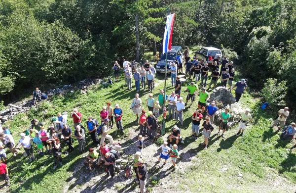 V Iniciativi Škabrijel 2018 si na vrhu tega hriba, kjer je med 
drugim razgledni stolp, nekoč zamišljajo še brunarico s 
točilnim pultom.    