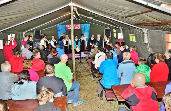 V zavetju šotora so se planinci poklonili vsem, ki so gradili in obnavljali kočo na Hleviški 
planini. 

