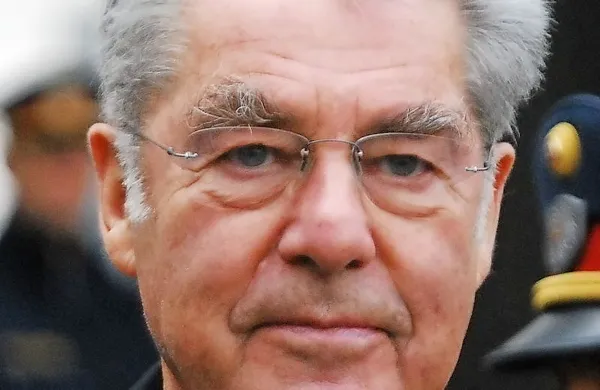 Avstrijski predsednik Heinz Fischer je kot prvi voditelj katere 
od držav članic EU po letu 2004 na obisku v Iranu.