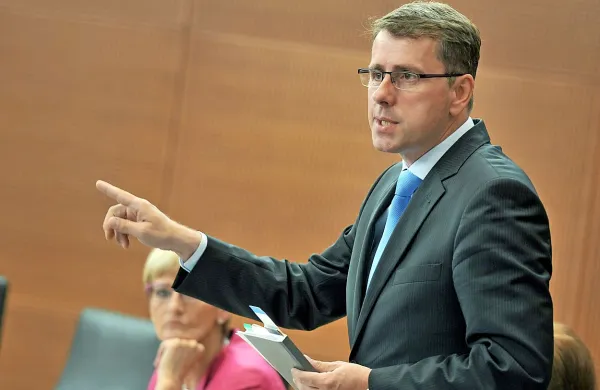 Jani Möderndorfer je po odhodu iz stranke ZaAB uradno 
zapustil tudi njeno poslansko skupino, 
