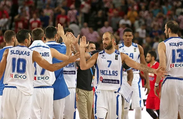 Vassilis Spanulis v špalirju med svojimi soigralci