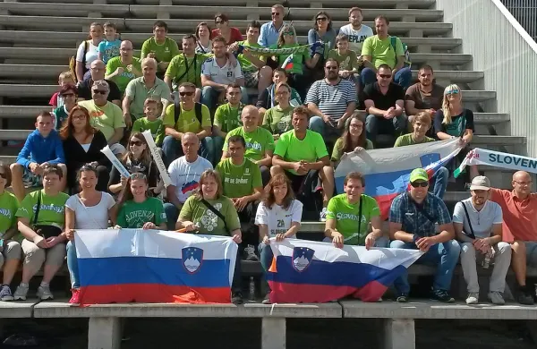 Tudi navijaška skupina Primorskih novic se je  udeležila 
današnje tekme evropskega  košarkarskega prvenstva  med 
reprezentancama  Slovenije in Grčije.