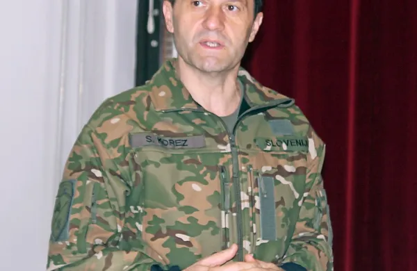 Simon Korez pravi, da bodo tudi v prihodnje vojaške slovesnosti na Postojnskem potekale tam, kjer bo vojska našla 
skupni jezik, stične točke in skupne interese.