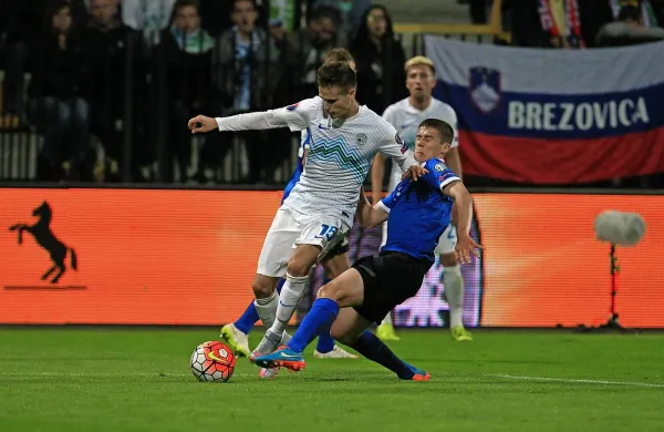 Andraž Struna (v ospredju v belem dresu) je sinoči veliko poskušal s prodori po desnem boku.

