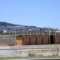 Pred vhodom v rezervat so namestili hlev z oboro za konje in 
govedo, postavili pa so še garažo za kmetijsko mehanizacijo, 
skladišče za seno  in manjšo delavnico.