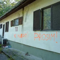 Le kdo morebitnim interesentom sporoča, naj ne kupijo stare 
karavle? 