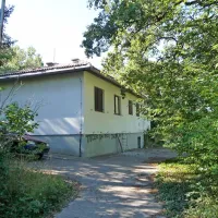 Nekdanjo stražnico oziroma karavlo Plavje so zgradili leta 
1950. 