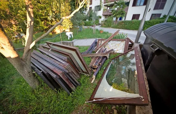 Kdor se želi znebiti stare krame, lahko z izpolnjeno dopisnico 
prikliče komunalne delavce do svojega hišnega praga.