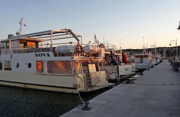 Nova, Eko 1, Eko 2 in še dve ribiški barki so v postopku izgona z izolskega  pomola.  