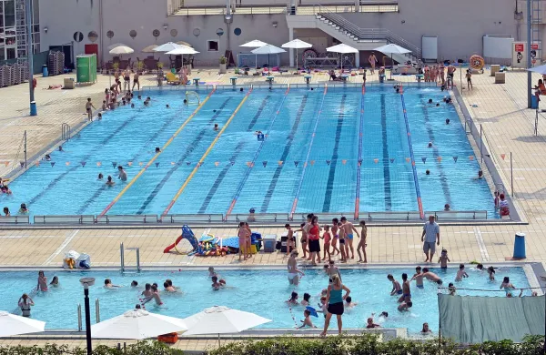 Letošnja sezona na mestnem kopališču je po številu obiskovalcev rekordna. Polovica jih je prišla z druge strani 
meje. 