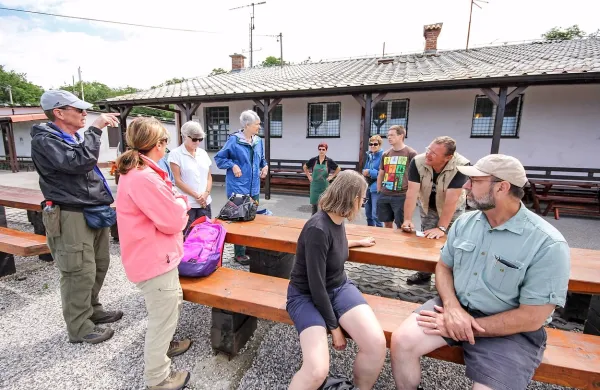 Bogdan Potokar (drugi z desne) je neusahljiv vir za turiste, ki jih zanima prva svetovna vojna, 
in eden od tistih, ki skrbijo, da so ostanki ohranjeni in vzdrževani. 