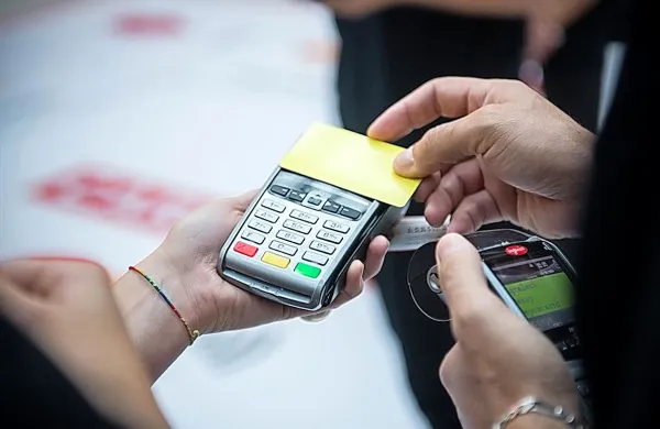 Evropejci za vsakodnevna plačila vse pogosteje uporabljajo 
svoje brezstične kartice, ugotavljajo v Mastercardu.