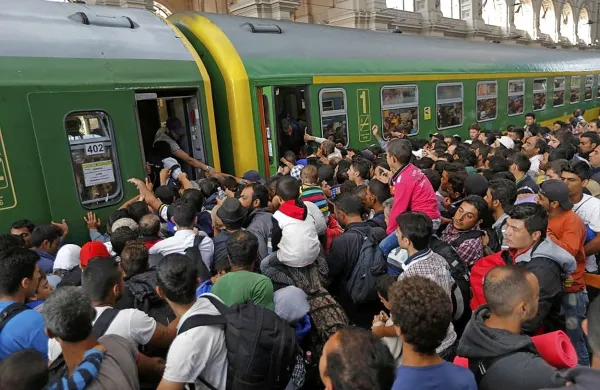Evropska komisija v sklopu drugega svežnja predlogov za 
soočenje z begunsko krizo predlaga premestitev še 120.000 
beguncev iz Italije, Grčije in Madžarske; Slovenija naj bi 
sprejela še 631 beguncev. 