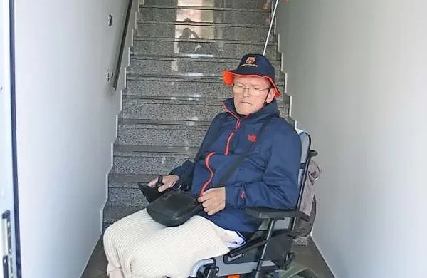 Venčko Petrič in ostali invalidi ter mamice z vozički  lahko 
pridejo do stopnišča, ki vodi do novih prostorov Centra za 
socialno delo, naprej pa ne morejo.