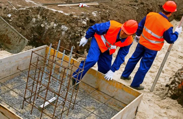 Najšibkejši trg delovne sile  pričakujejo delodajalci v gradbeništvu, kjer je letos že tako ali tako 
največji padec zaposlitvenih možnosti.