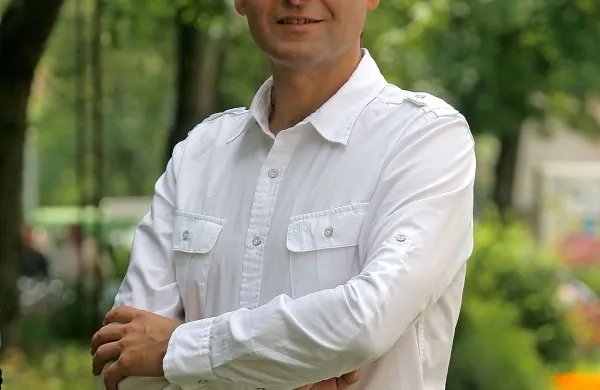 Uroš Slak vodi večerno informativno oddajo na Pop TV, Petra 
Kerčmar pa osrednjo informativno oddajo na omenjeni 
televiziji.