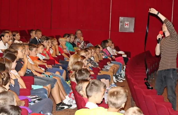 Projekcije, ki vzgajajo bodoče kritične gledalce