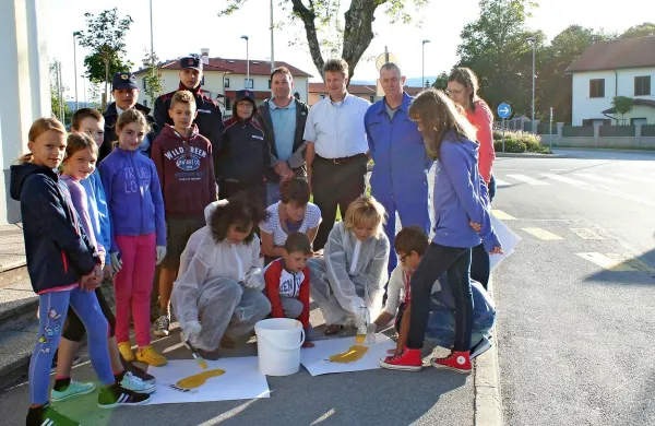 Ob odprtju nove varne poti šole sta županja Alenka Štrucl 
Dovgan  in ravnateljica Damijana Gustinčič  (v zaščitnih 
oblačilih) pred šolo narisali prvi simbolni stopinji.