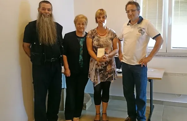 Magdalena Svetina Terčon (druga  z desne) s sodelavci ob 
novi zbirki (z leve):   Davidom Terčonom,  Jasno Majdo Peršolja 
in Robertom Fondo.