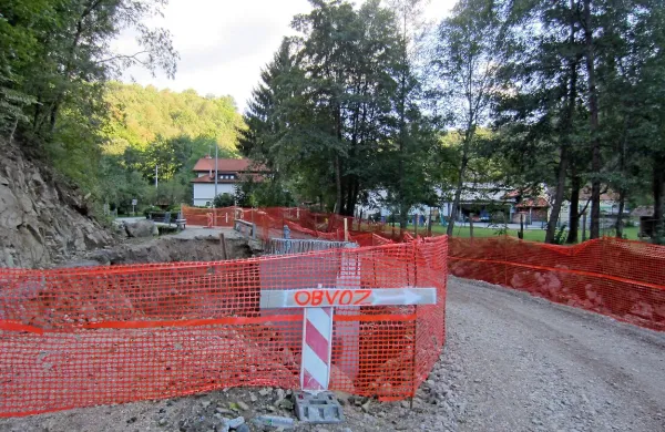 V bližini Brc, na delu ceste, ki iz Rečice oziroma Ilirske Bistrice pelje v Brkine, obnavljajo most in regulirajo del rečne struge 
potoka Posrtev. Ta   ob večjih deževjih poplavlja, čemur je doslej botroval tudi tehnično slabo zasnovan stari most.