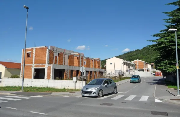 Za stanovanjski hiši, ki jima manjka še streha, bo izklicna 
cena na današnji dražbi 68.000 evrov, za hišo s streho (v 
ozadju fotografije) pa 90.000 evrov.   